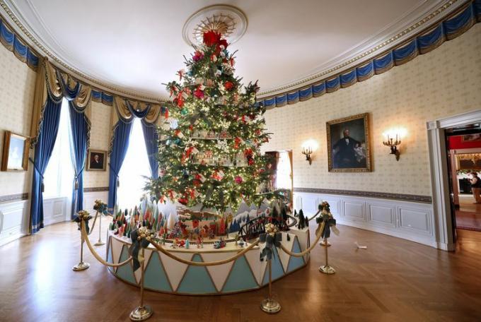 white-house-xmas-preview-GettyImages-1816642271