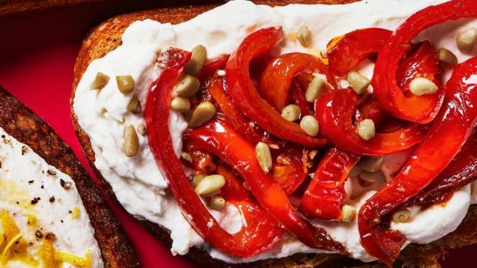 Συνταγή για τοστ με σαντιγί Ricotta με γλυκόξινη πιπεριά