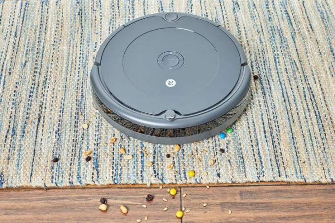 iRobot Roomba 694 Robot Μείγμα μονοπατιού καθαρισμού με ηλεκτρική σκούπα από χαλί και δάπεδο από μασίφ ξύλο